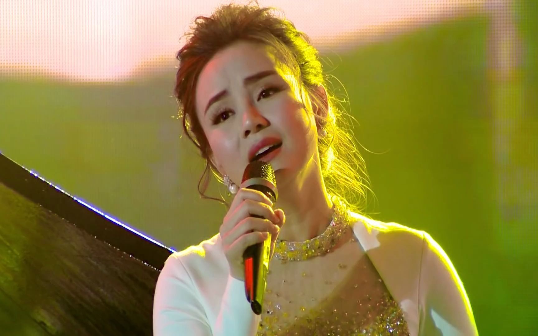 [图]Về Với Cô Đơn - Vy Oanh (Live on Stage)