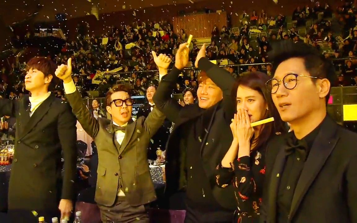 台下都是明星大佬,都在为他鼓掌喝彩,不愧为韩国殿堂级歌手_哔哩哔哩