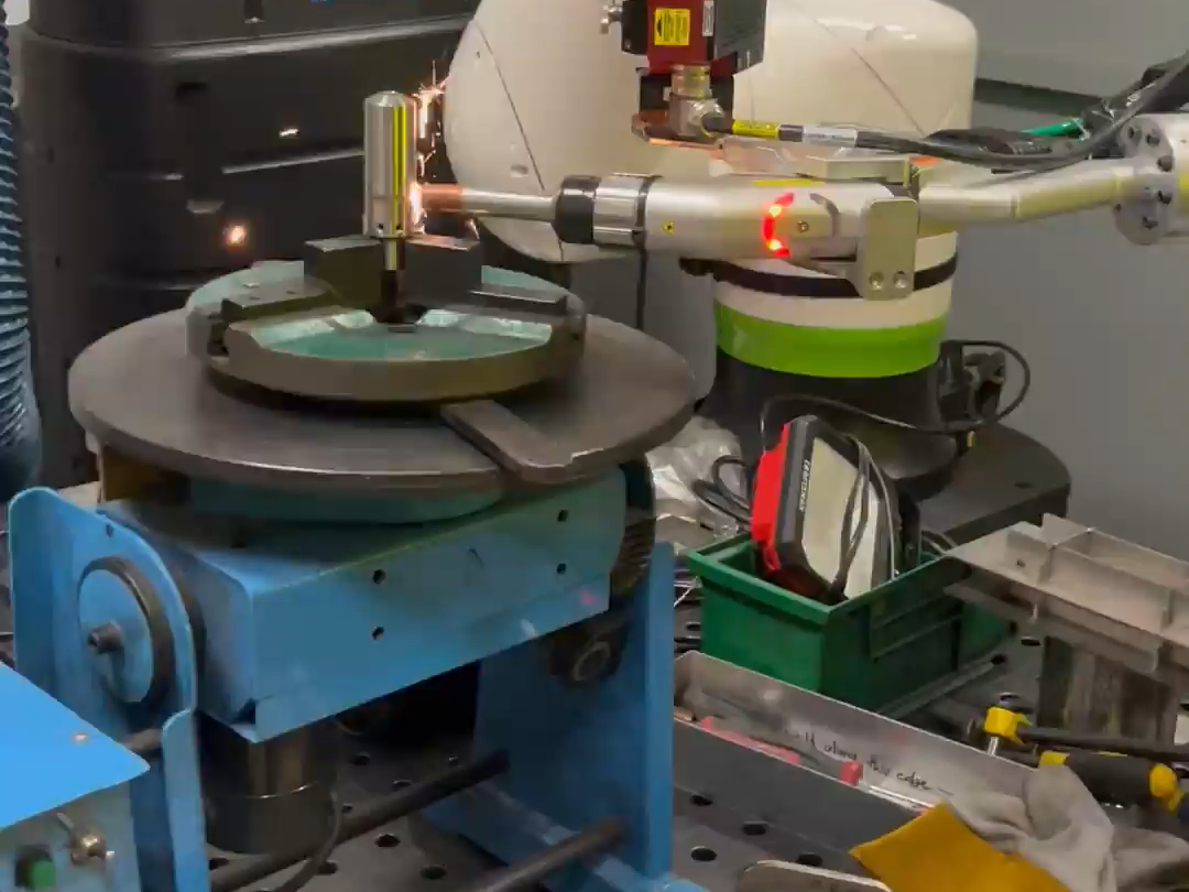 全自动化焊接协作机器人机械手工作站生产线vs人工