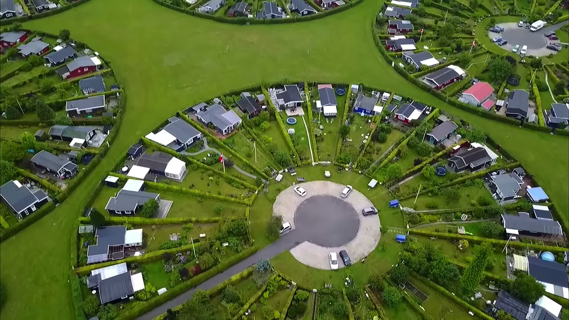 处在超现实环形花园中的丹麦社区