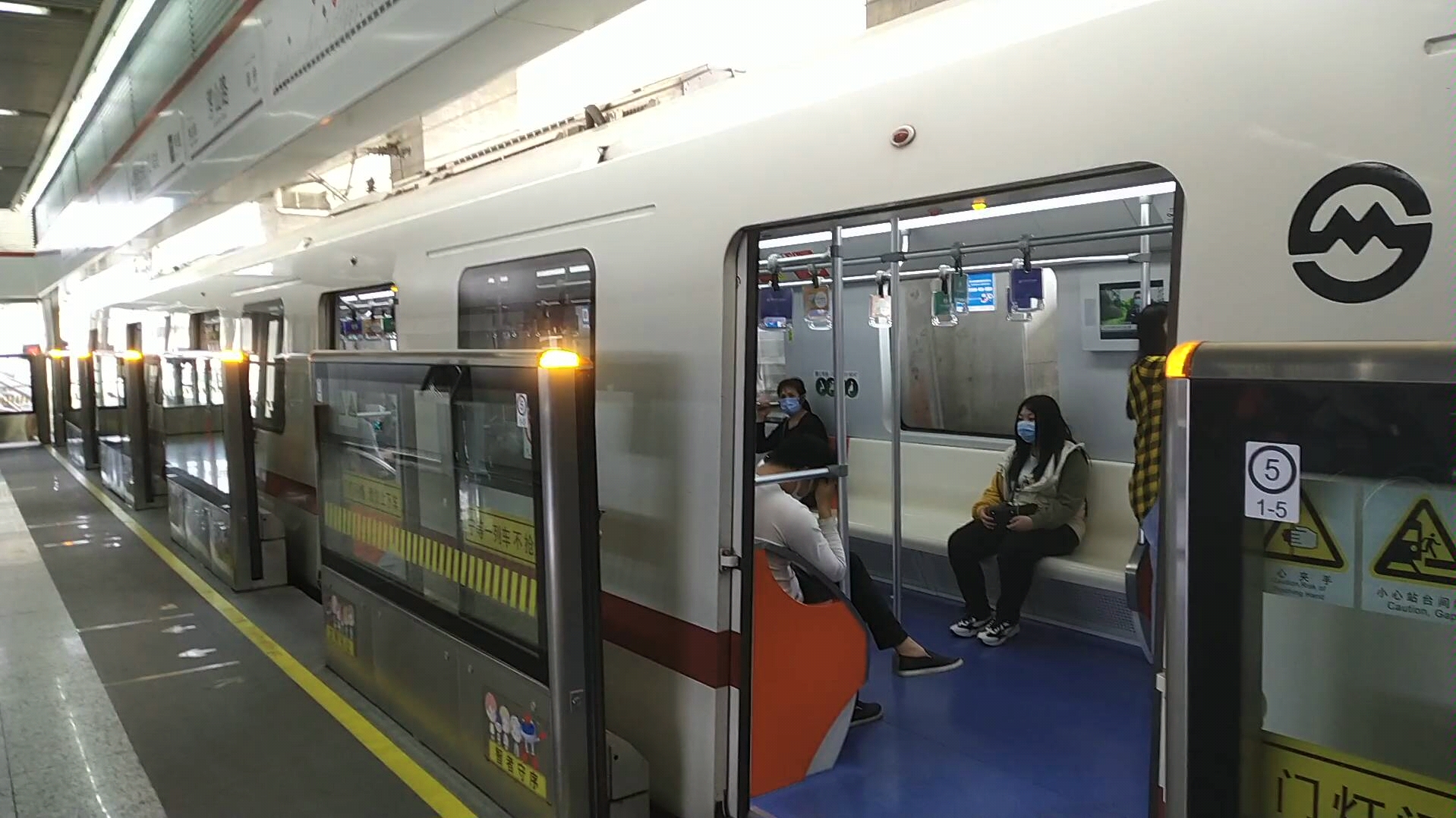 上海地铁11号线 奶咖二世1175罗山路(往迪士尼)出站