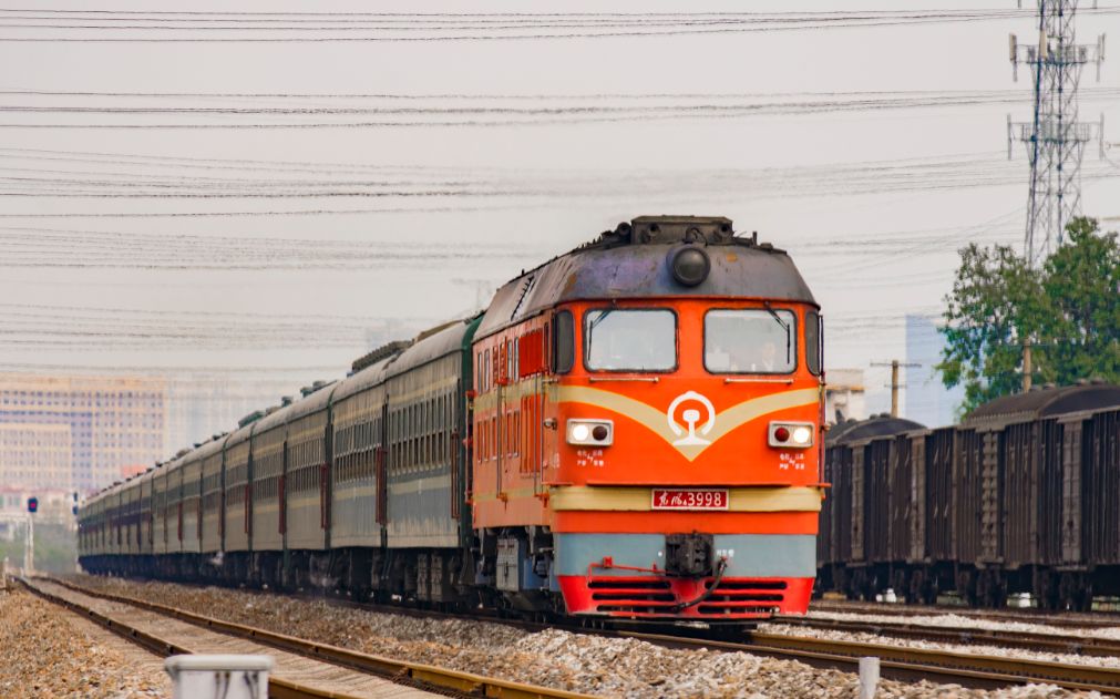 (广茂铁路)df4bk牵引春运临客03063次通过佛山东站_哔哩哔哩 (゜-゜)