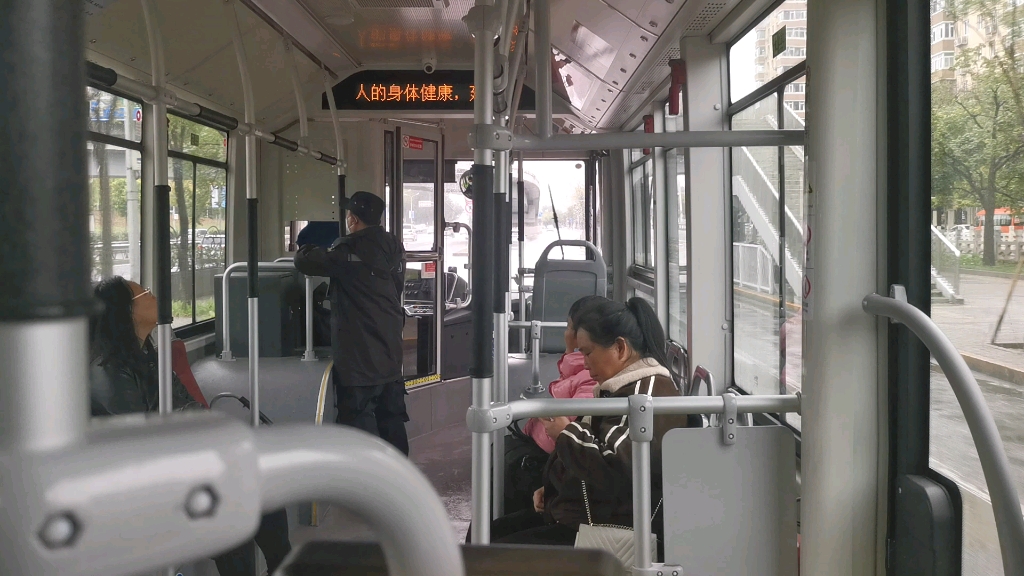 671路猴子万泉河桥飙车超2小车