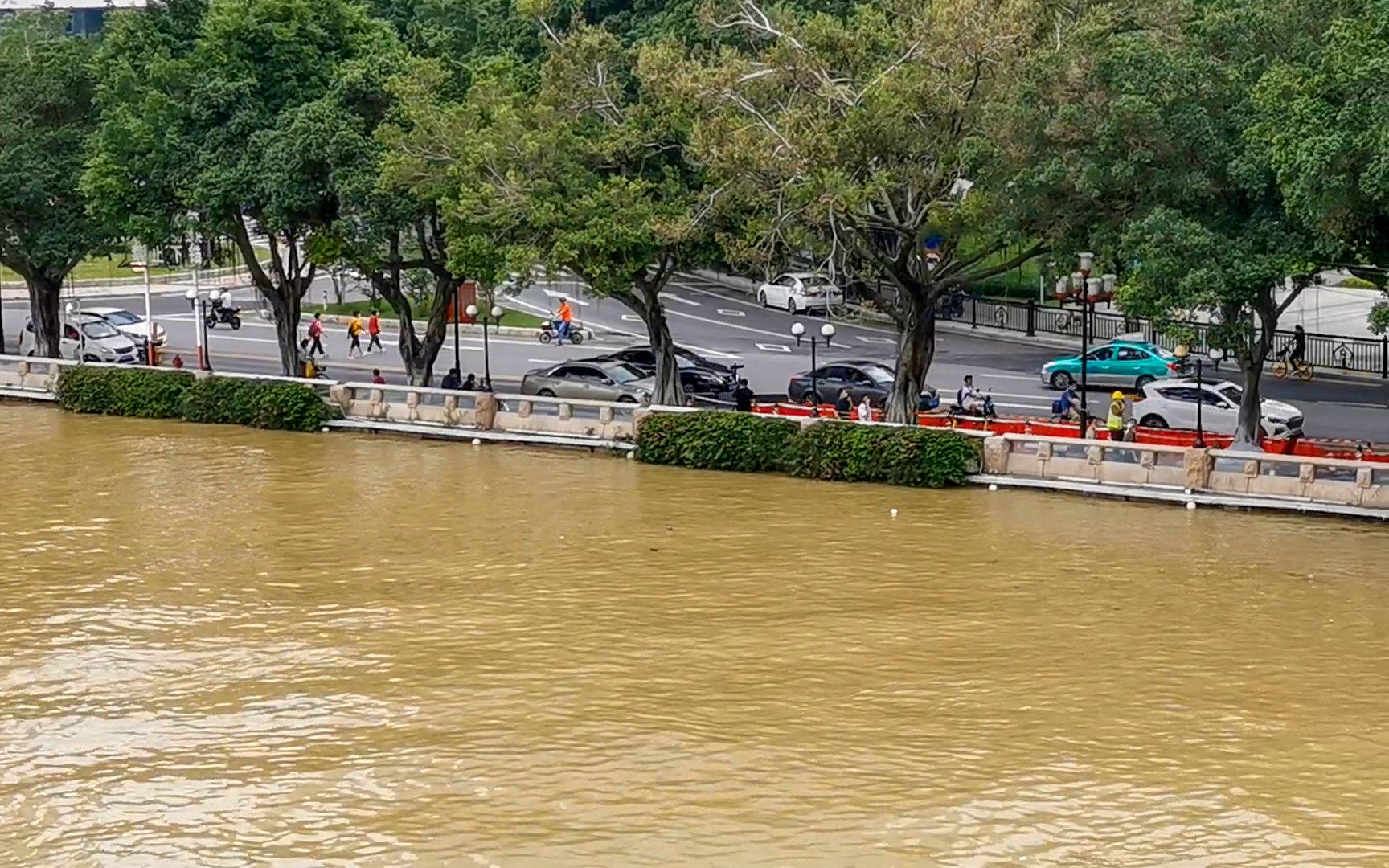 今天的广州珠江水面比路面还高?没视频真不敢相信珠江成这样了!哔哩哔哩bilibili