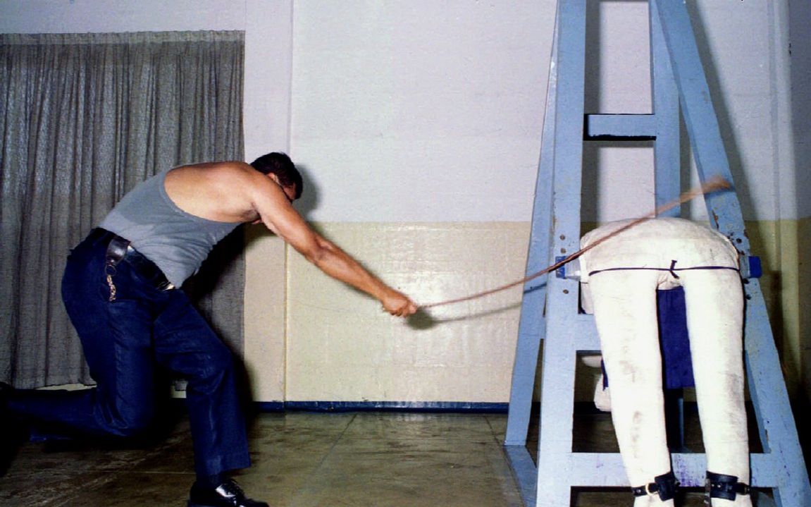 英国男子在新加坡犯罪被捕遭受24下鞭刑英国外交部忍不下去了