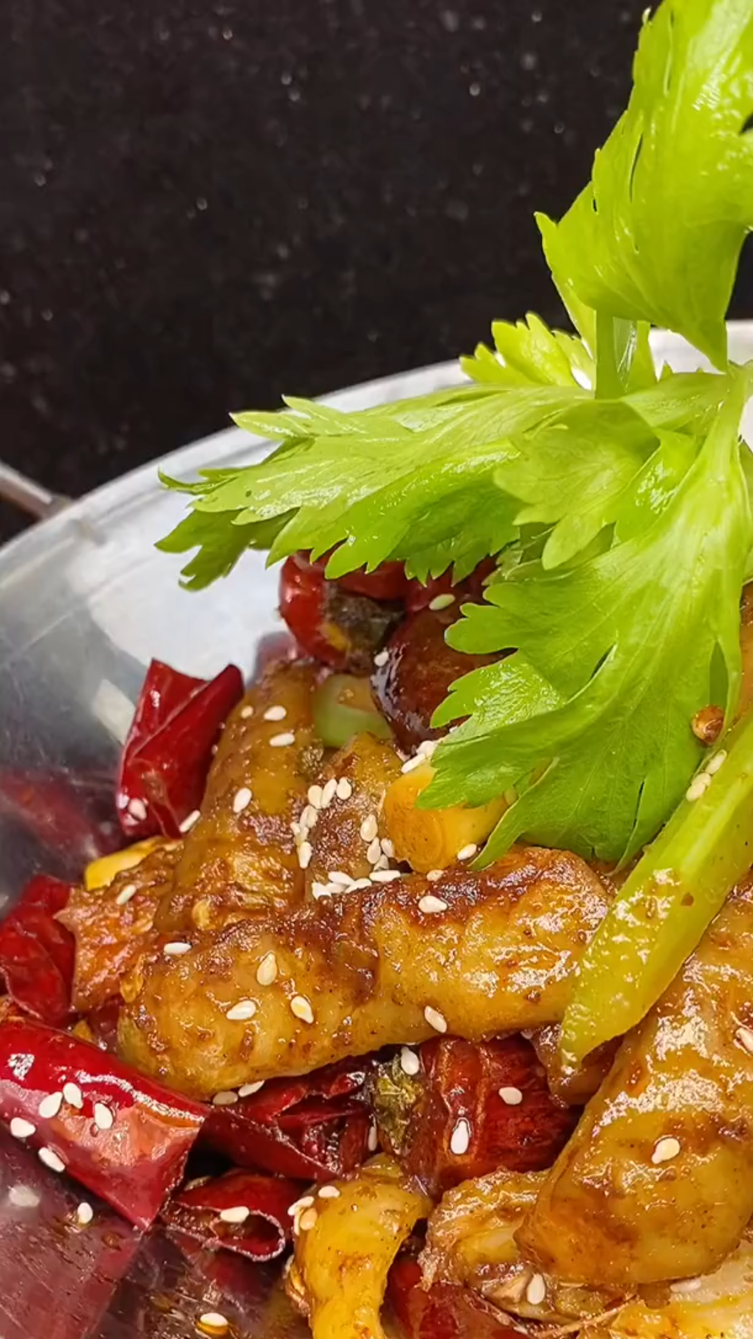 活动  皂角刺蒸猪心这道菜很多朋友都没见过,觉得很奇葩,但老祖宗留