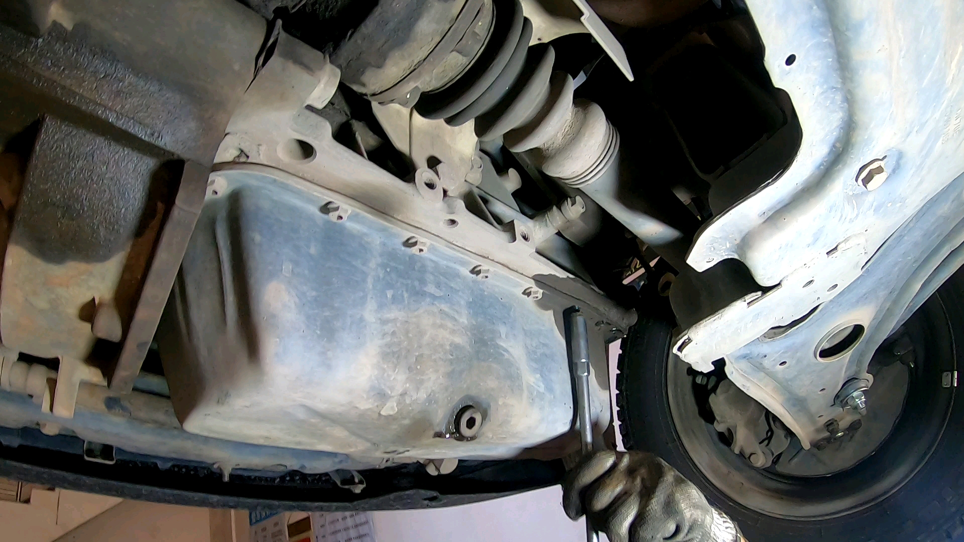 捷达车的油底壳拆卸下来,这是前车主撞了油底壳后不维修导致渗油