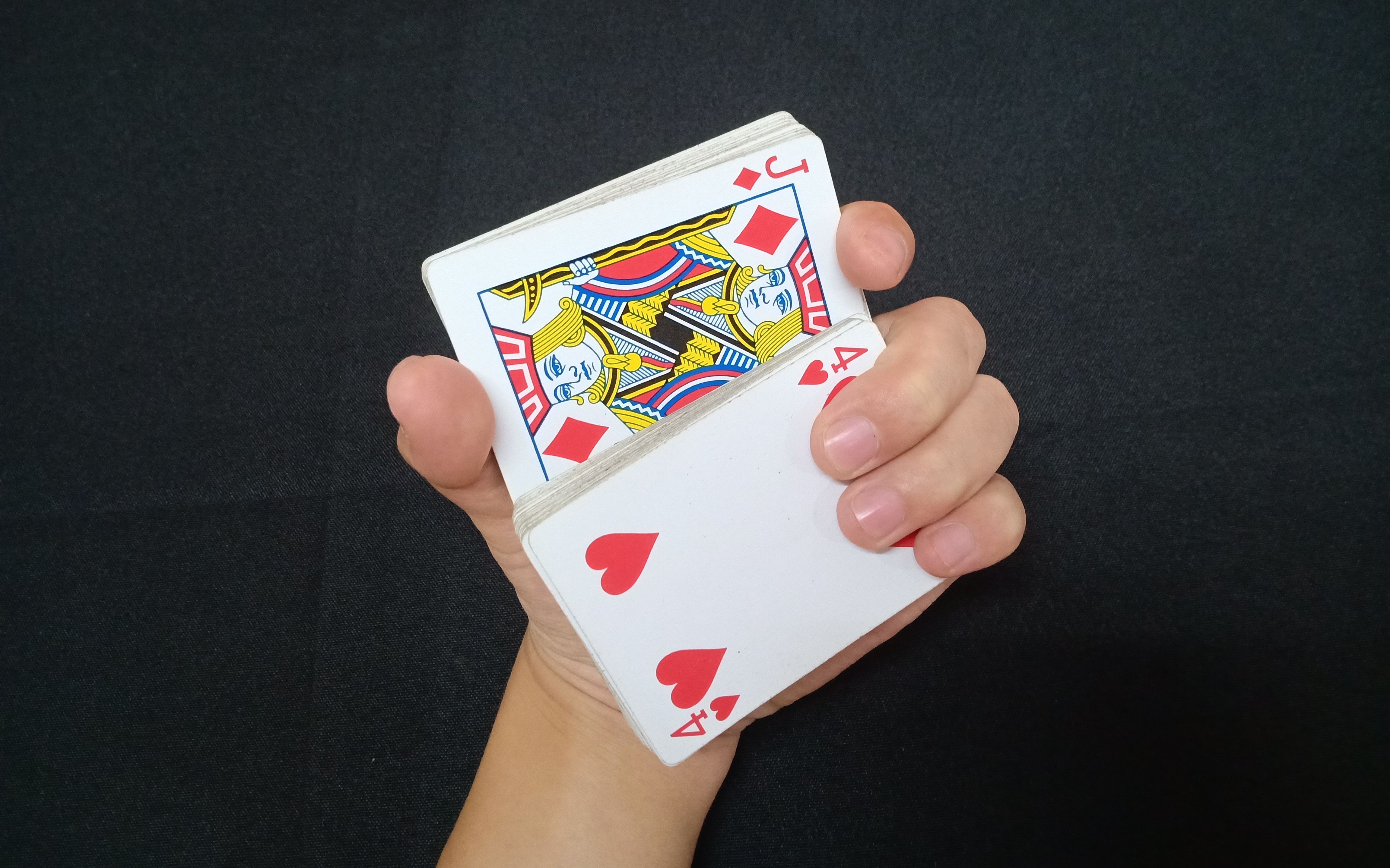 不管你怎么切牌,魔术师还是能得到好牌,秘密其实很简单!