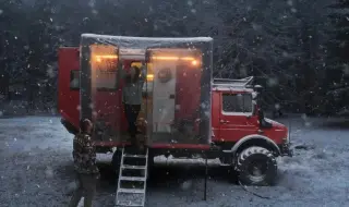 Скачать видео: 我们在雪地营地用充气帐篷盖住了重卡房车的阳台