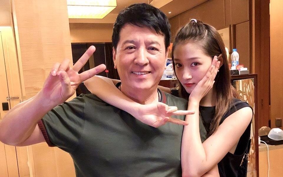 关晓彤被爸爸带去逛街,收获三个气球后开心坏了,像回到小时候