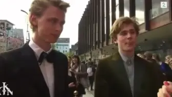 另一个视角下的颁奖典礼采访，Tarjei：“非常单身。” Henrik：“我今晚会帮助他的。”