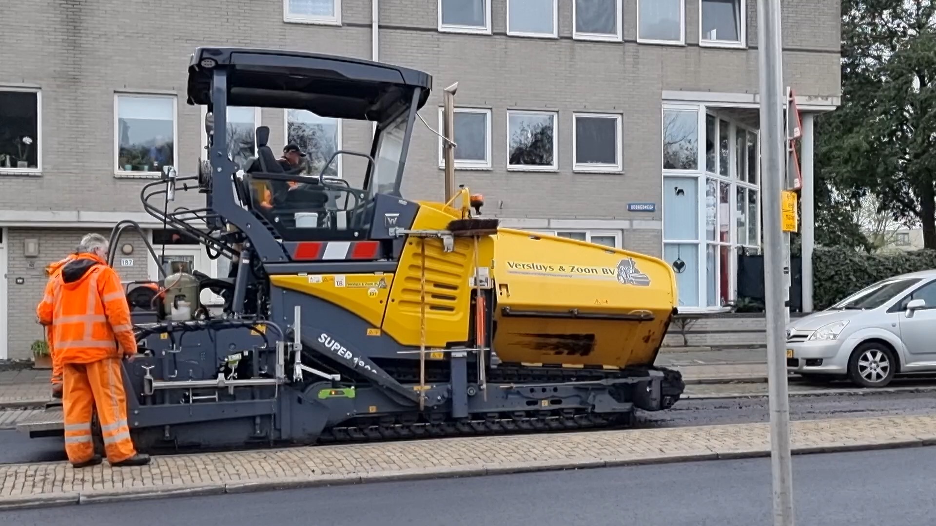 德国沥青摊铺机作业