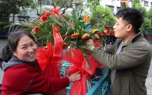 Скачать видео: 老友开业大吉，胖妹2人前去贺喜，朋友热情招待，吃饱喝足真过瘾