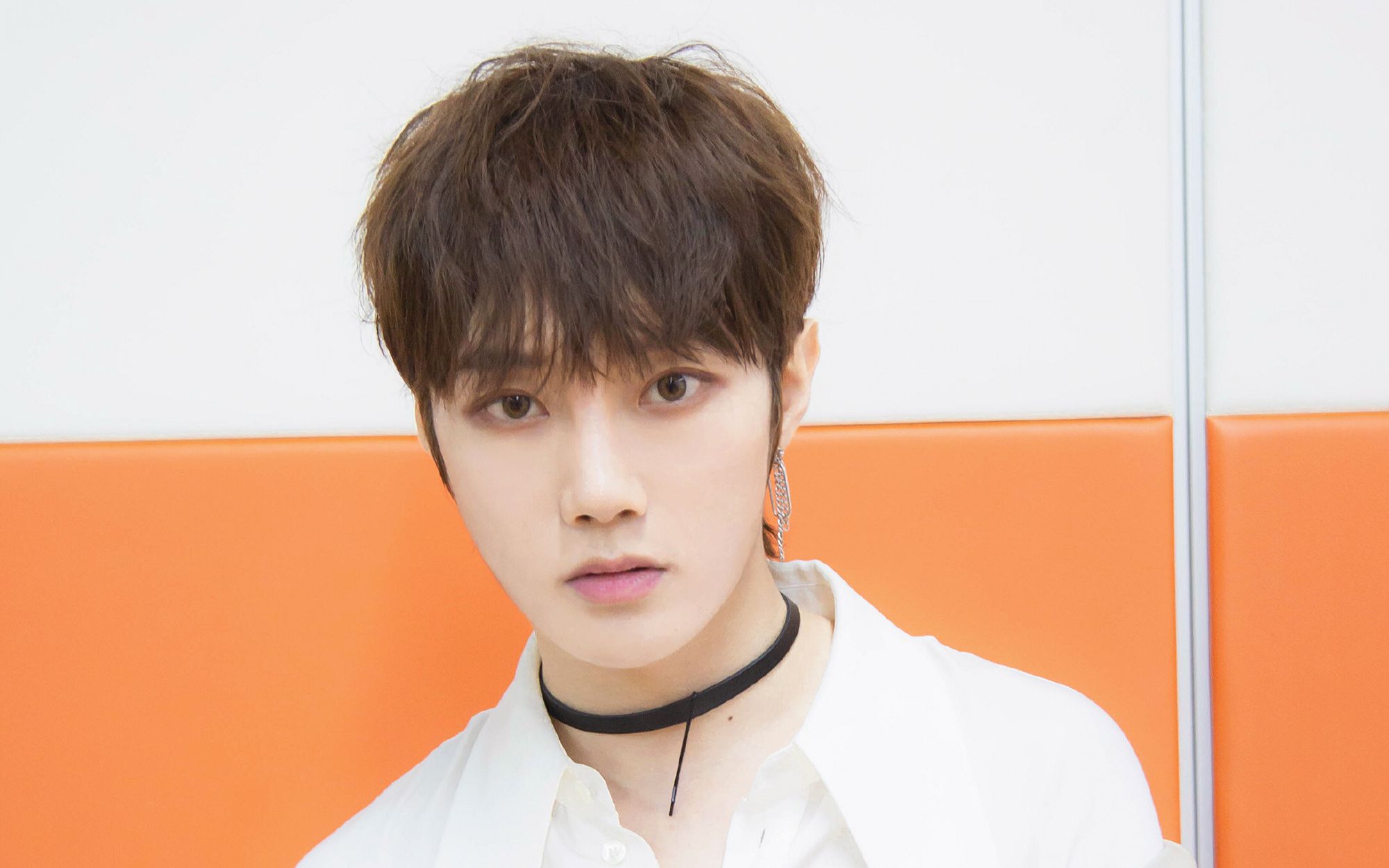 r1se刘也 - 城里的月光把梦照亮,请守候他身旁