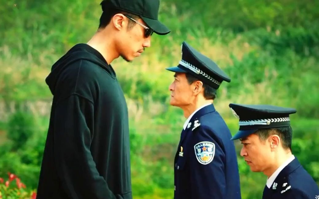 黑警无意中看了男人一眼,便认出了卧底,结果有点意外