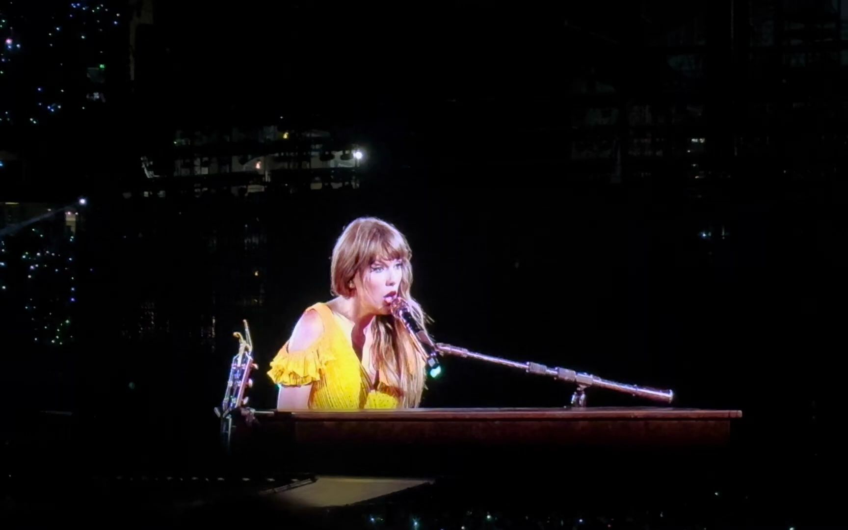 [图]Taylor Swift - Tied Together With a Smile (Live in Seattle, WA _ 2023)