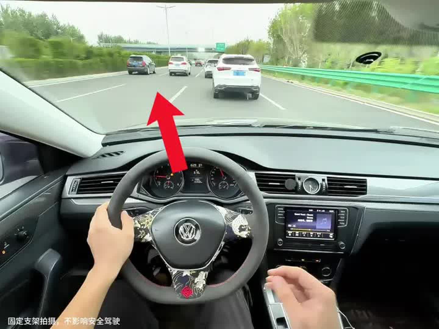 老司机高速公路开车技巧,要时刻排除附近的危险,分析有危险的车,然后