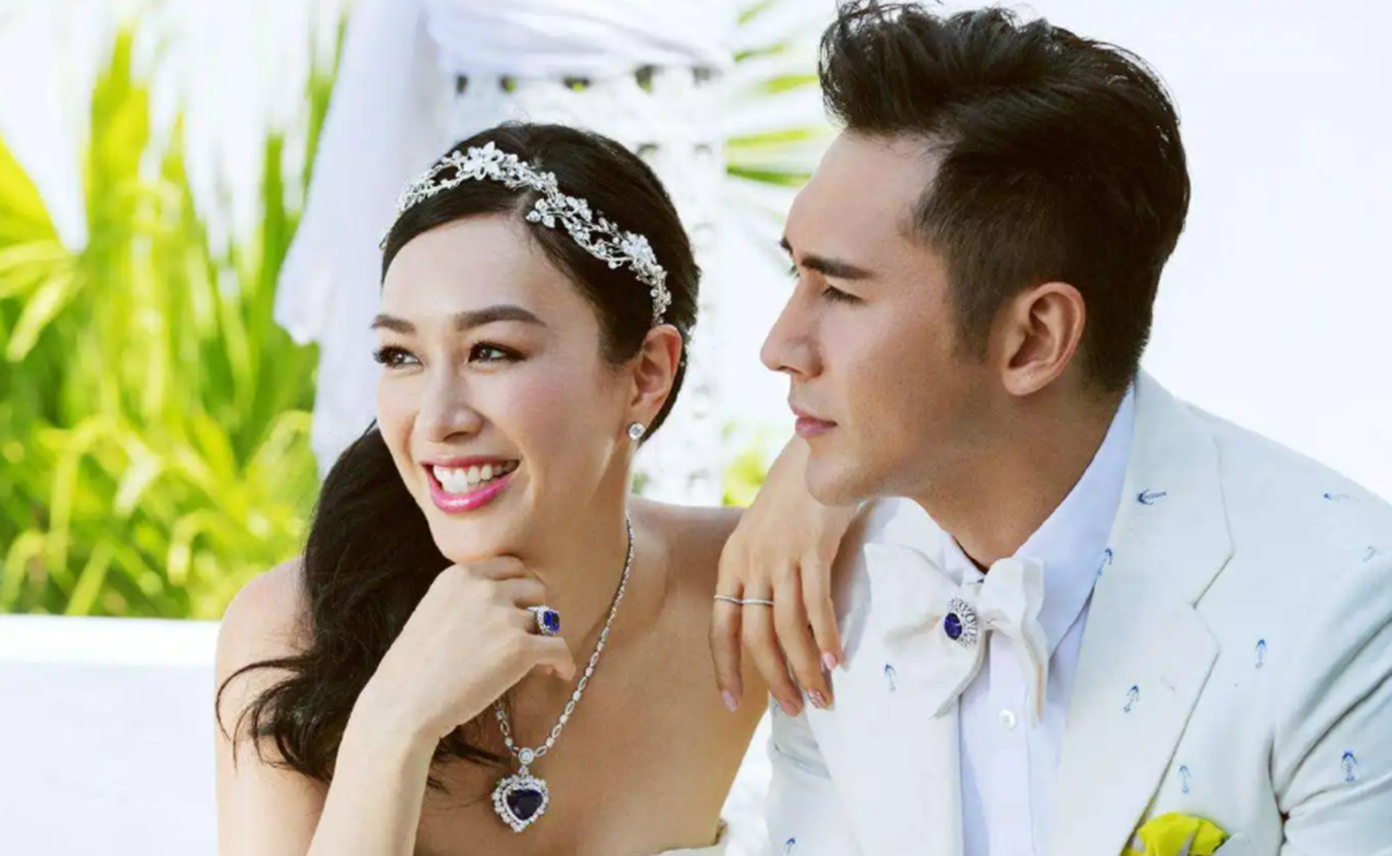 钟丽缇晒海边写真,穿包臀短裙肉感十足,打扮靓丽被赞似少女