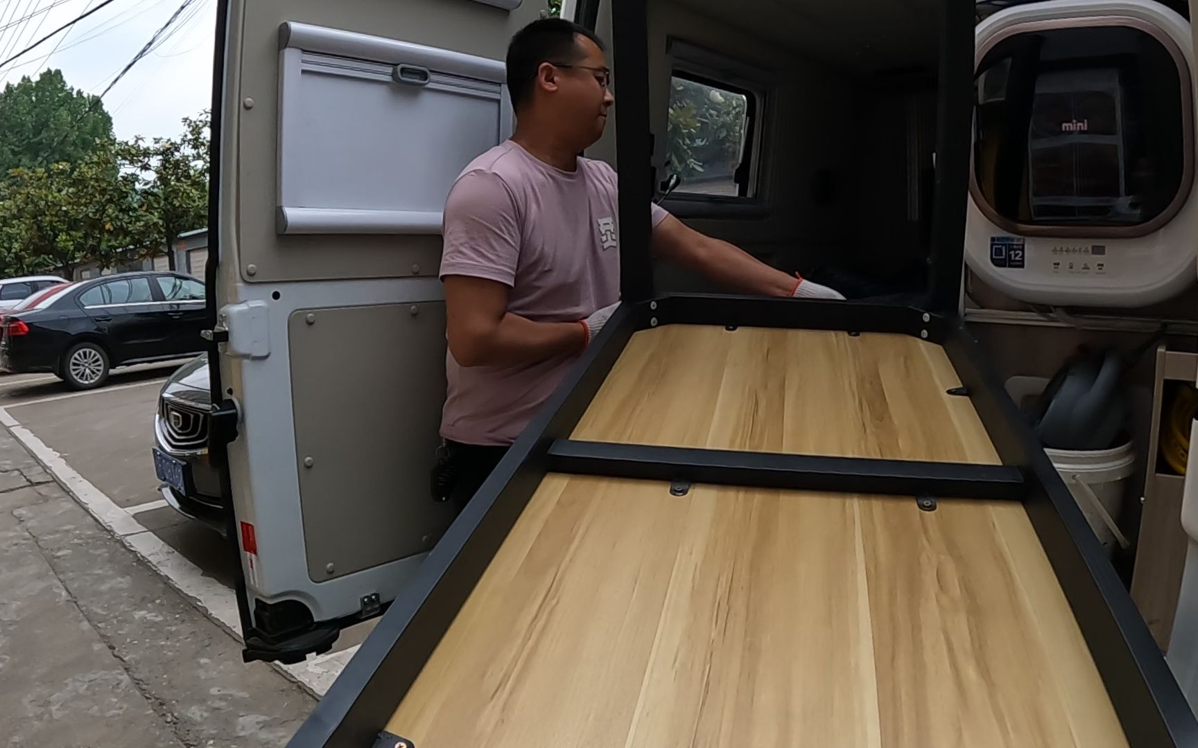 浩东到襄阳第一天,被小姐姐拉去做苦力,回房车洗个热水澡好解乏