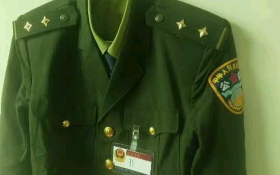 警察绿色服装图片