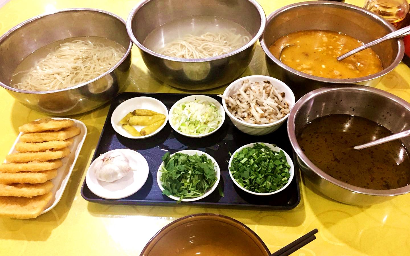 最具仪式感的面六碟四盆一大碗风干羊肉剁荞面