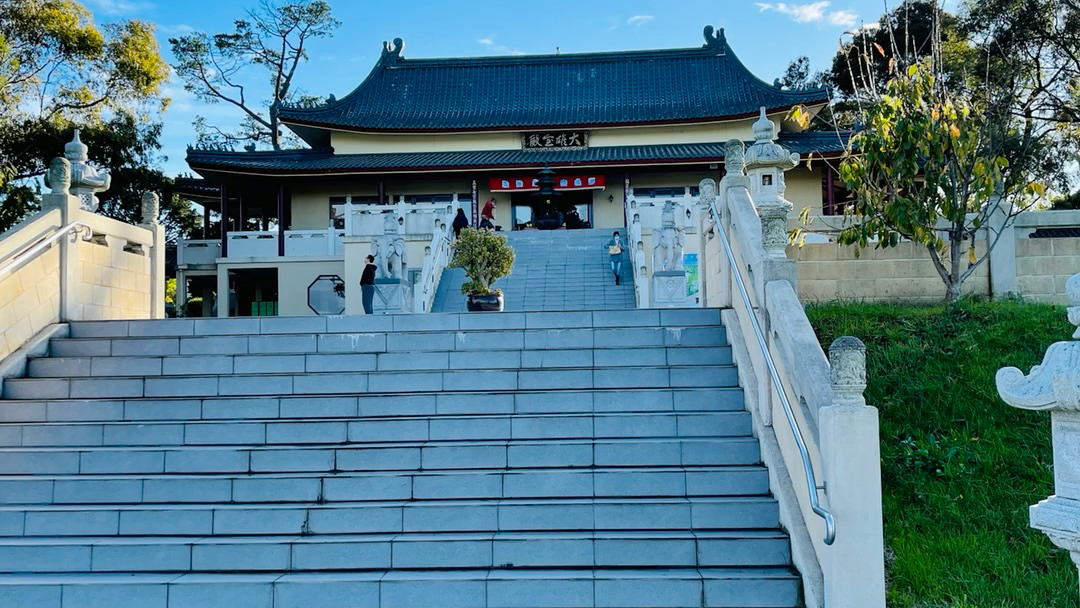 清晨来墨尔本云阳寺沐佛节