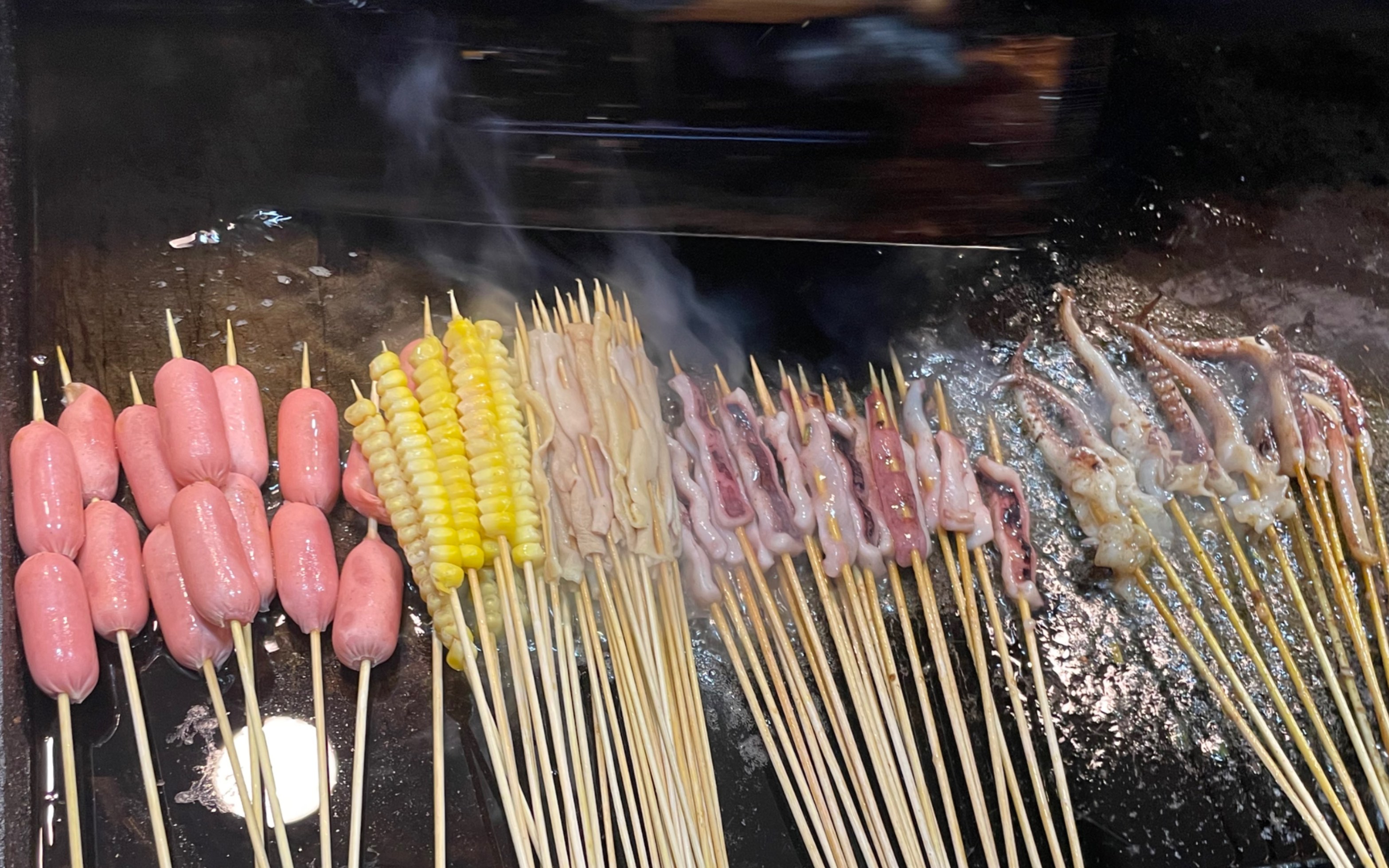 铁板串串,北方人应该不理解玉米为什么要一粒粒的串起来吧!