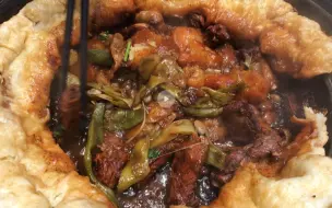 Download Video: 在东北这顿饭吃的太香了，一大锅排骨豆角烀饼子、猪肝蘸蒜泥