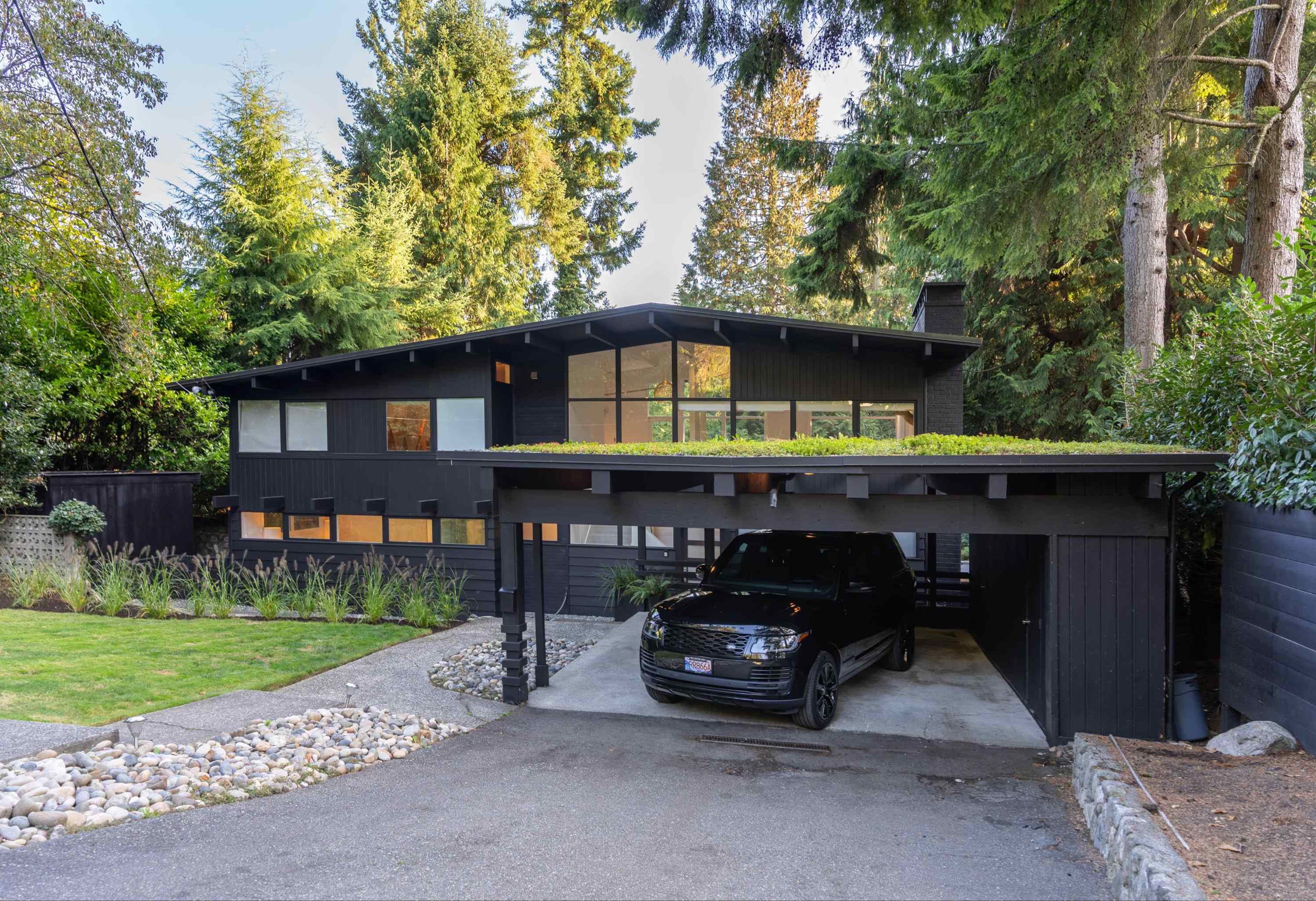 位于加拿大西温哥华的一座时尚的黑色现代别墅|3380 westmount rd