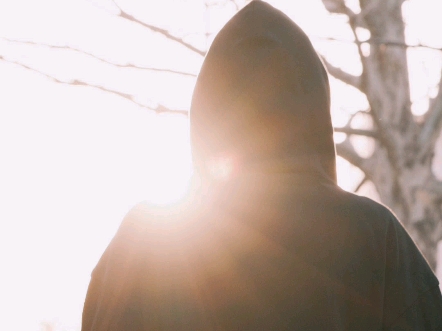 【背影】阳光下的神秘背影 | 黑衣人的故事