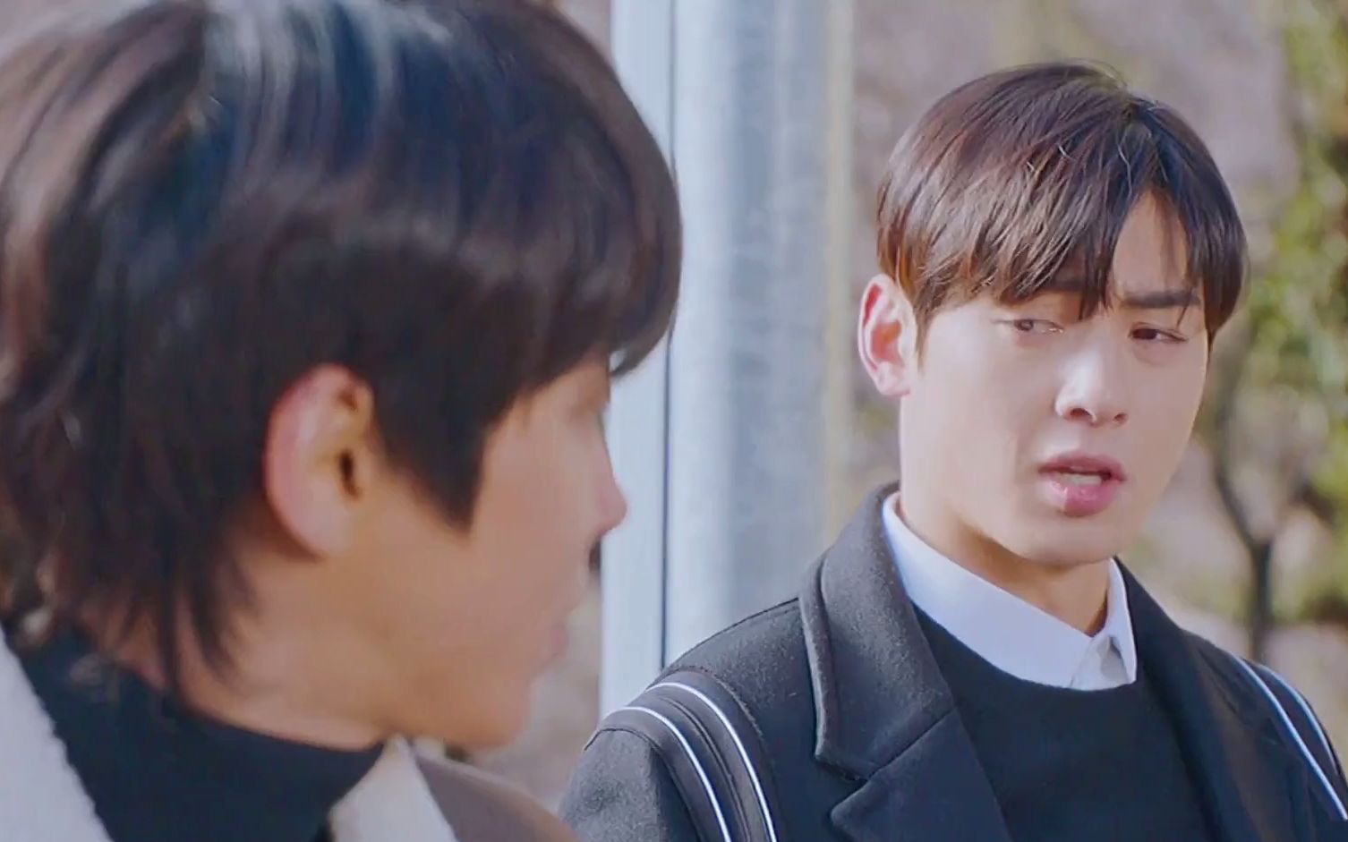 韩书俊和李修浩终于和好了,却在路边被混混大叔追着打,真可怜