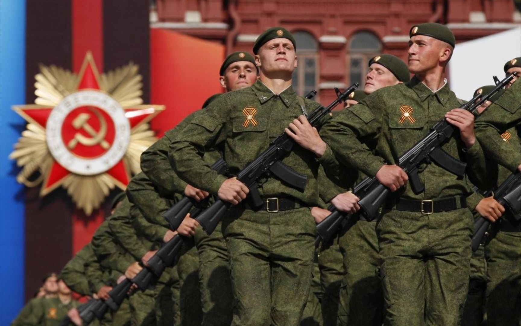 【苏维埃进行曲】: 乌拉,乌拉,咱们气突苏要打倒美帝,同志在召唤,吾辈