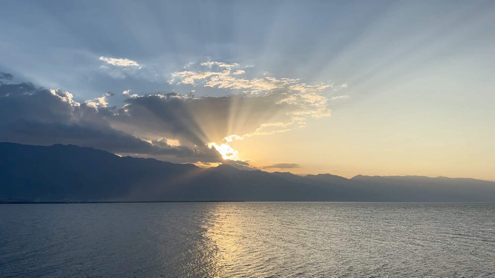 不会还有人没看过洱海的日落吧?