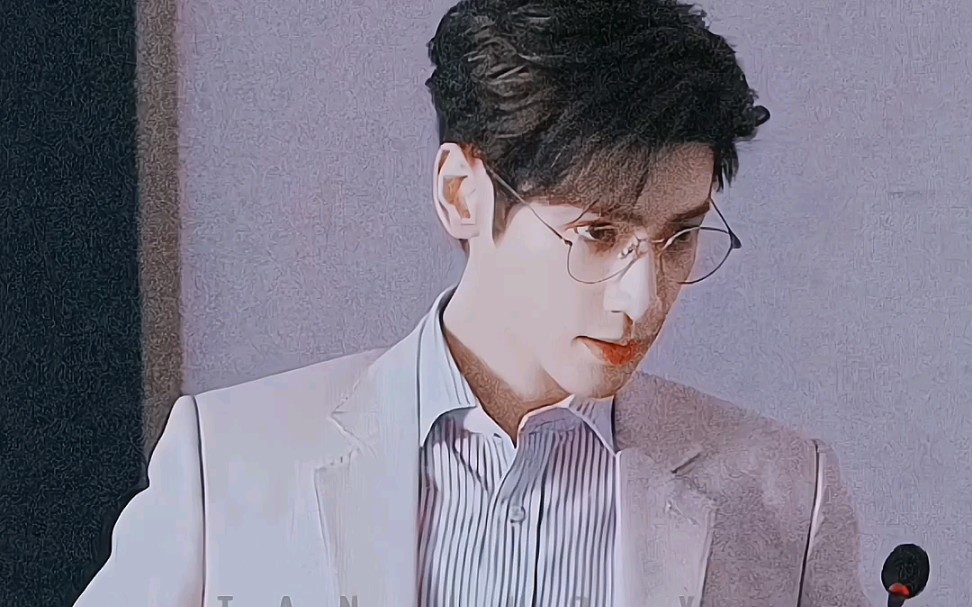 罗云熙戴眼镜泰酷辣泰酷辣