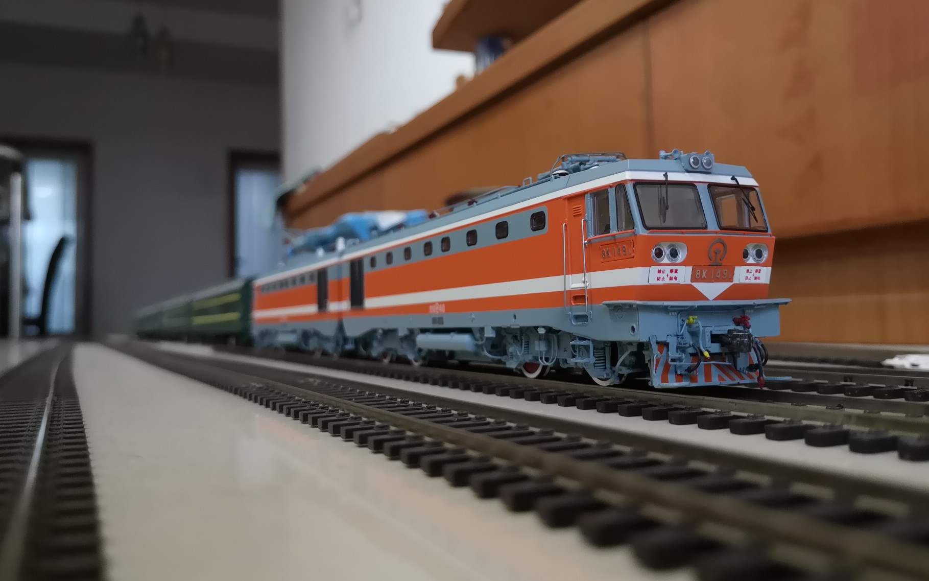 火车模型8k149牵引绿皮车通过