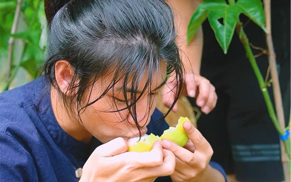 [图]人生如同百香果，花开时节美艳如仙，成熟时节色褪皮皱，坚韧的皮囊往往包裹着一个破碎的心。