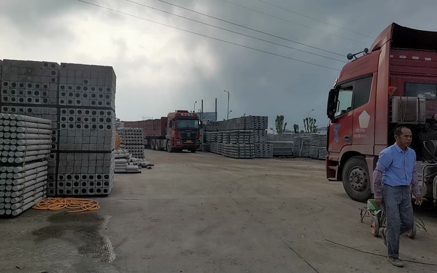 水泥仿木护栏装车发湖北建设新农村