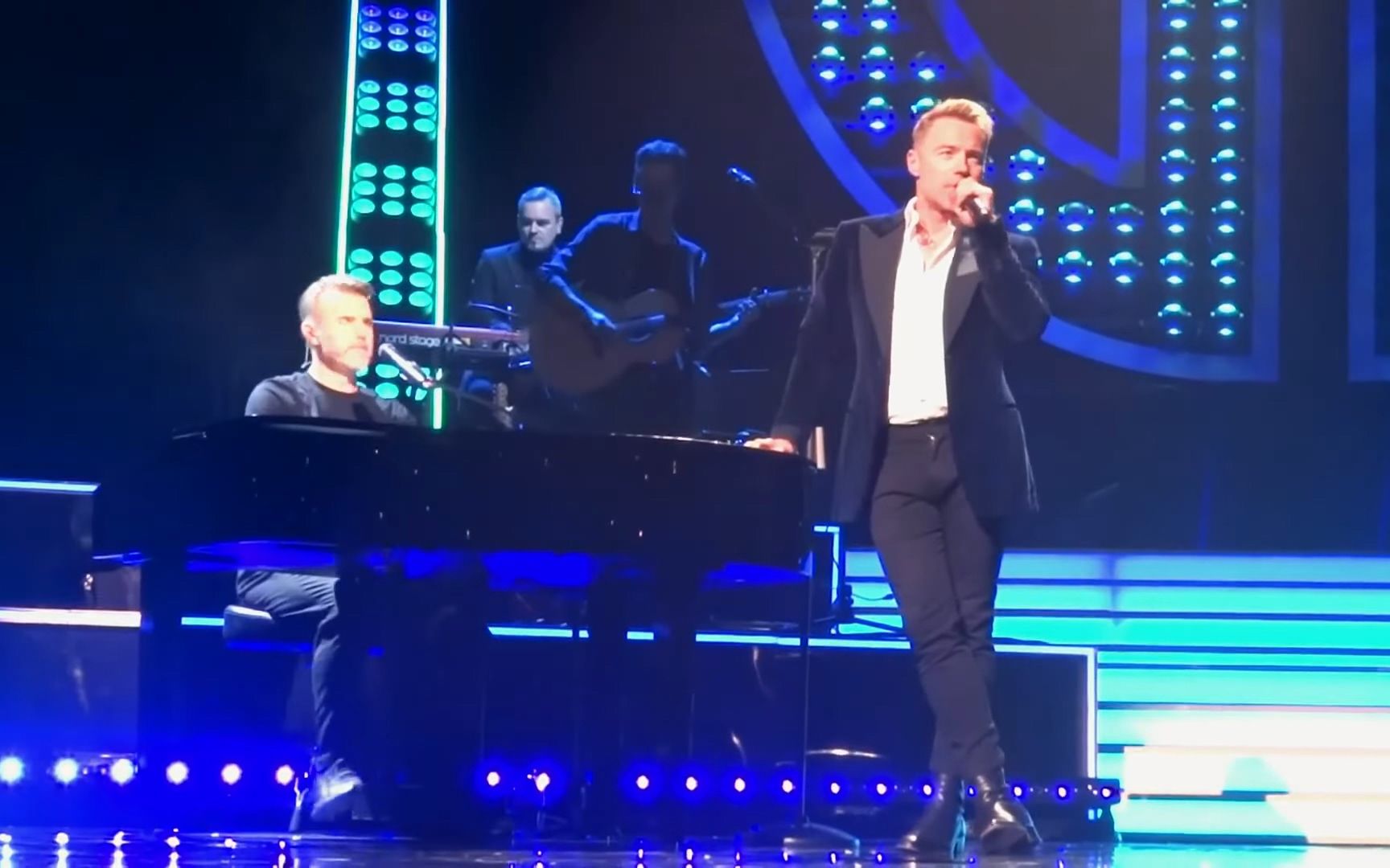 [图]Gary Barlow & Ronan Keating - Back for good Could it be magic Live Nottingham