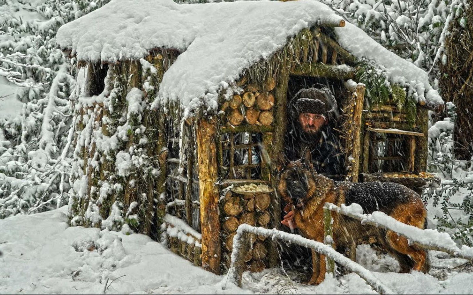 为了能更好的生存背靠大山建立庇护所冰天雪地里显得格外温馨
