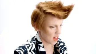 Скачать видео: La Roux - Bulletproof