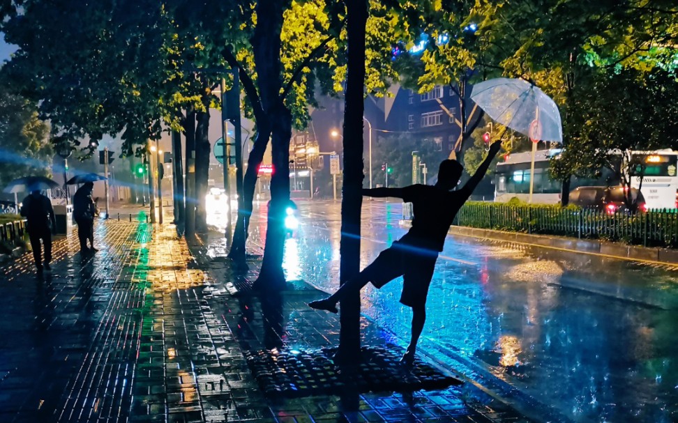 某天夜晚我在雨中起舞雨中曲