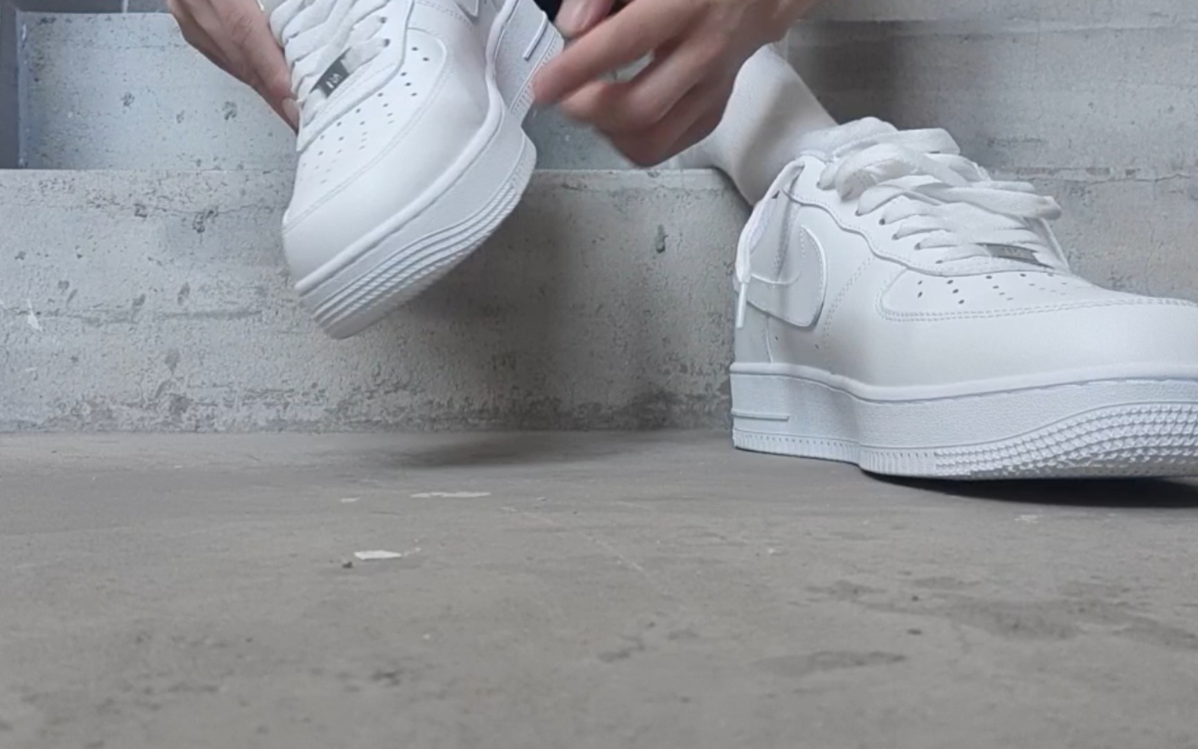 af1纯白楼梯玩踩