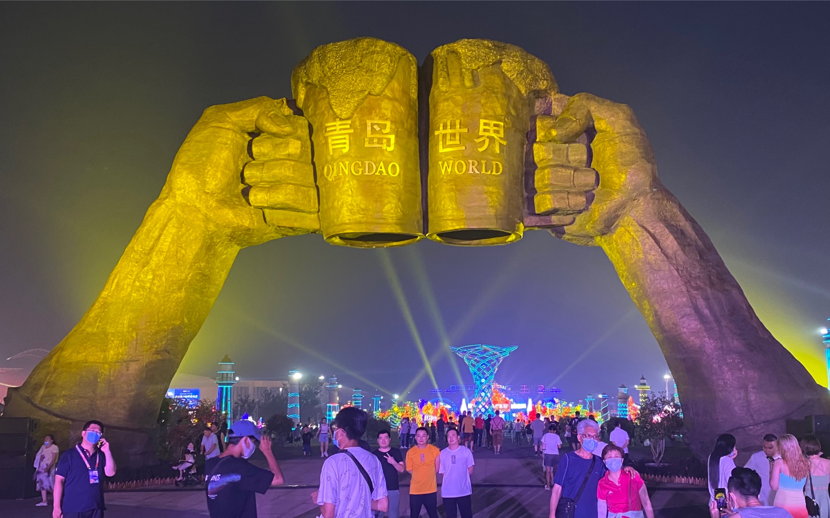 青岛啤酒节,大棚里上千人全场爆满,气氛相当好,今晚不醉不归