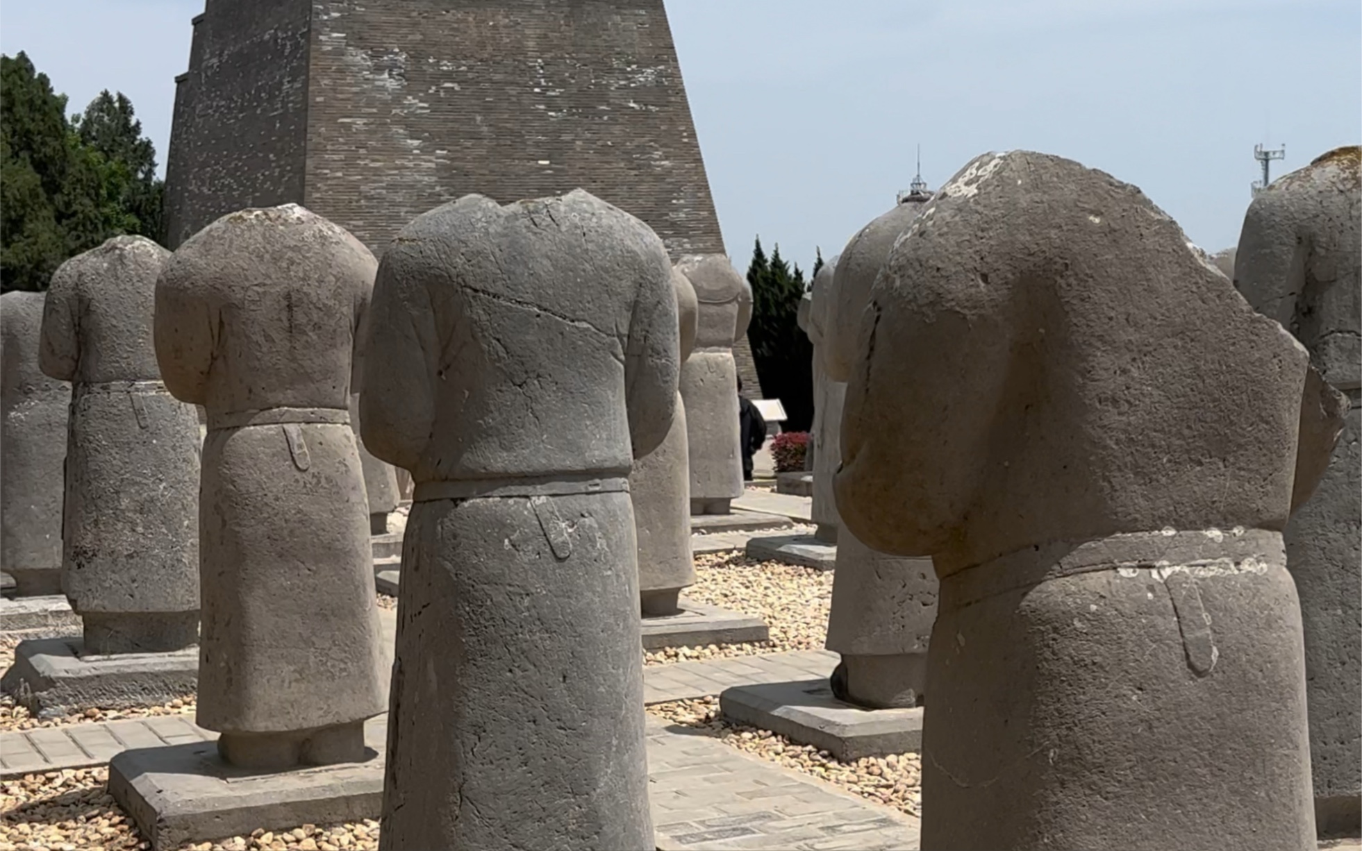 乾陵朱雀门前站着的64个外国国王王子石像