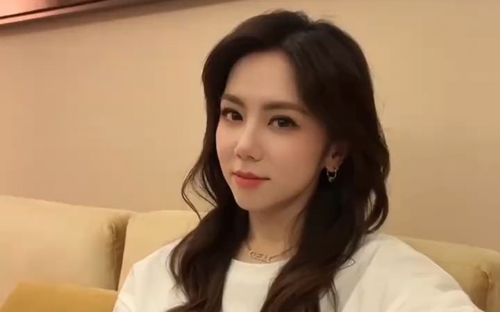 邓紫棋广州站演唱会加场了,别看解解已疯