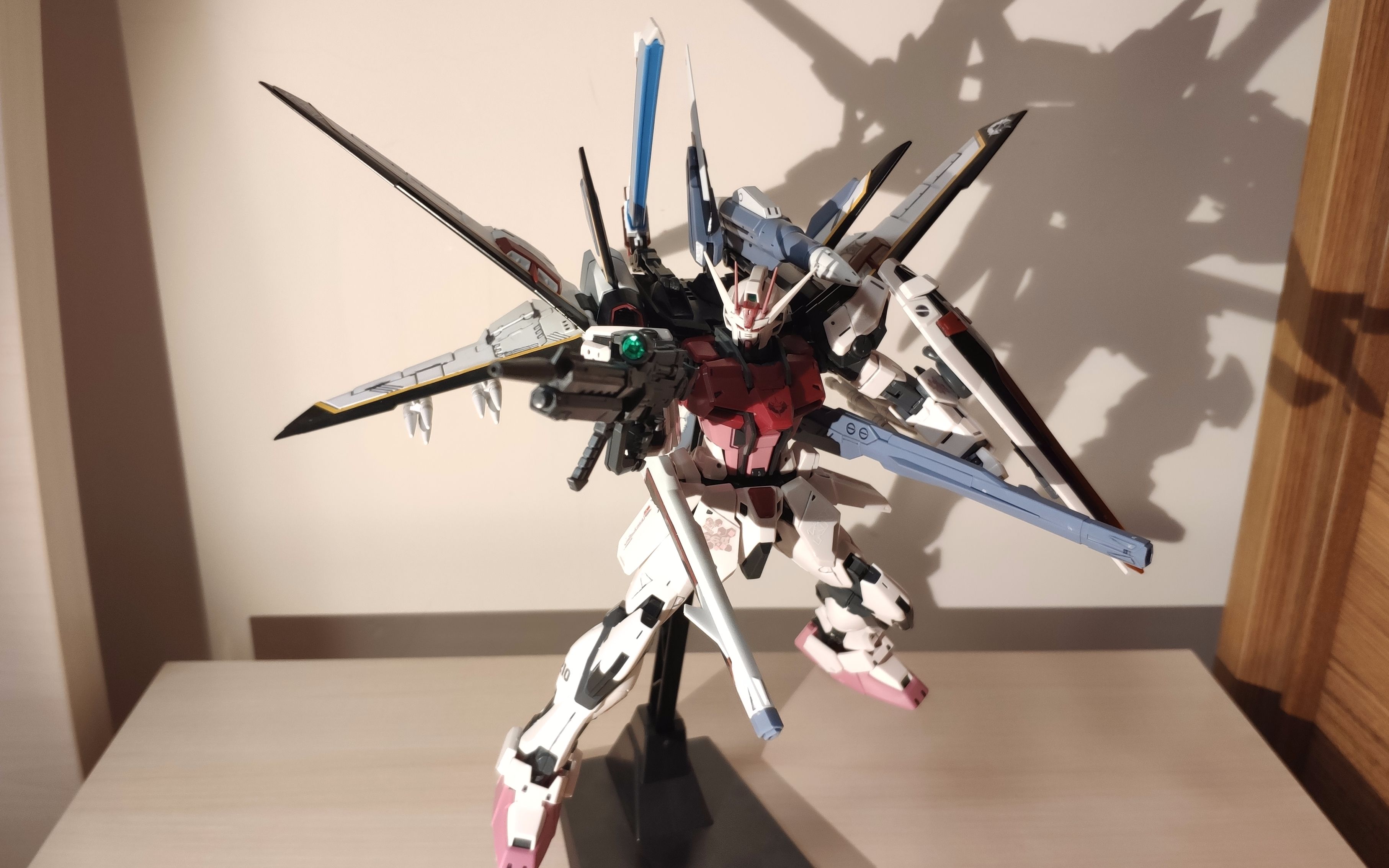 【忙里偷闲玩高达】背包党福利!万代mg嫣红强袭凤装模型介绍