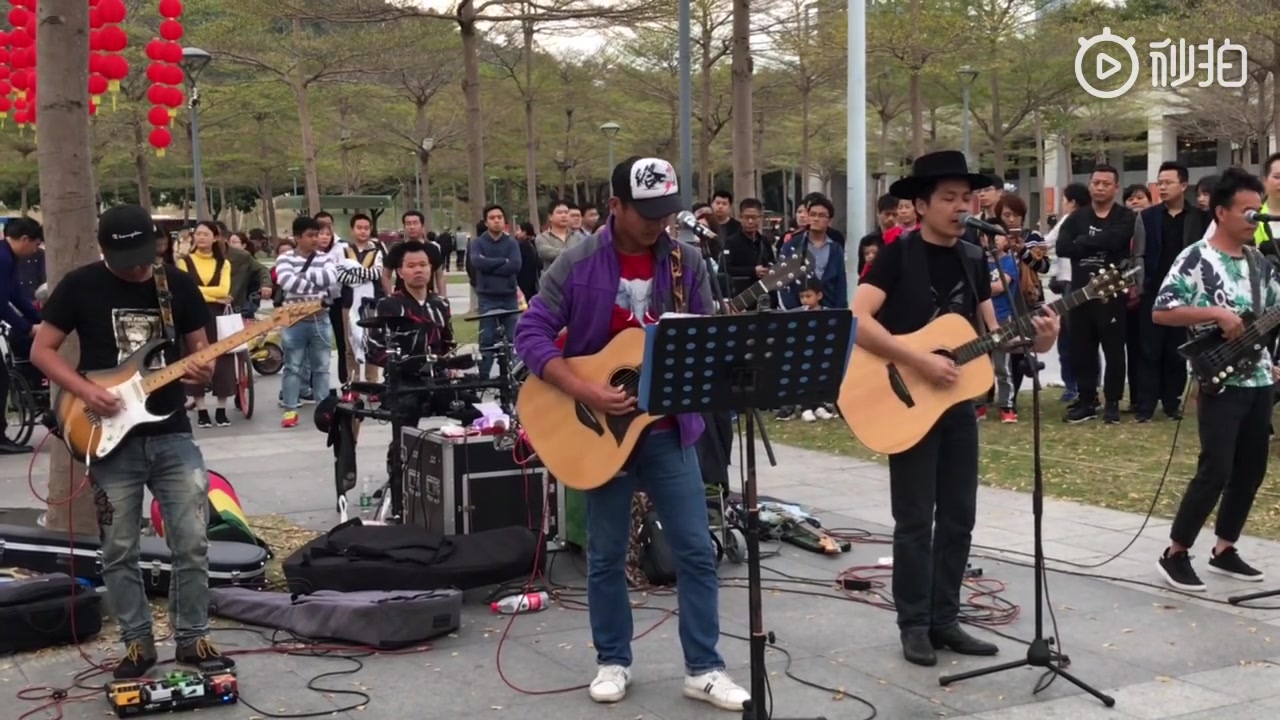 [图]小海南：和乐队深圳街头演唱beyond歌曲《光辉岁月》！