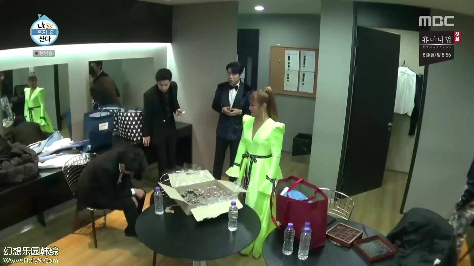 朴娜莱我独自生活我朴娜莱的车说开就开车门旱死了别想下来