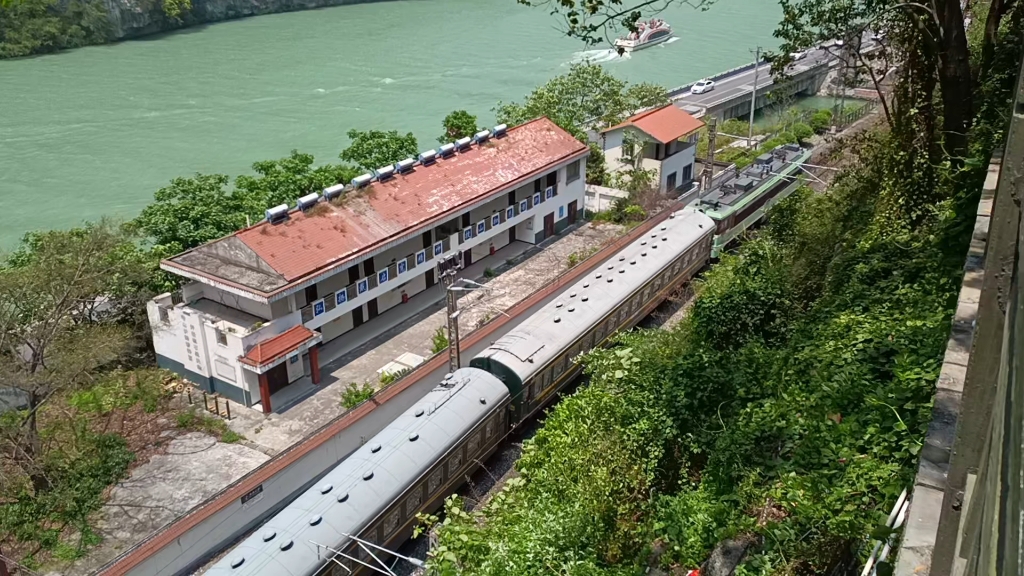 5619次关村坝站发车