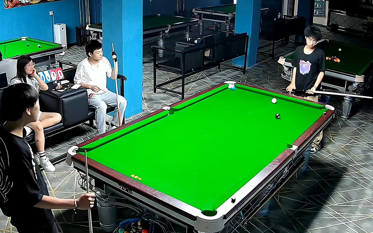 小伙跟朋友打台球意外打出"一杆清台",网友:这一杆最少吹3年
